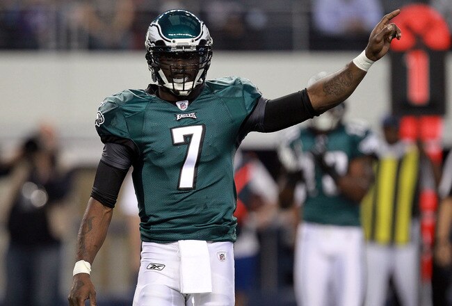 ARLINGTON, TX - DECEMBER 24:  Michael Vick #7 of the Philadelphia Eagles at Cowboys Stadium on December 24, 2011 in Arlington, Texas.  (Photo by Ronald Martinez/Getty Images)