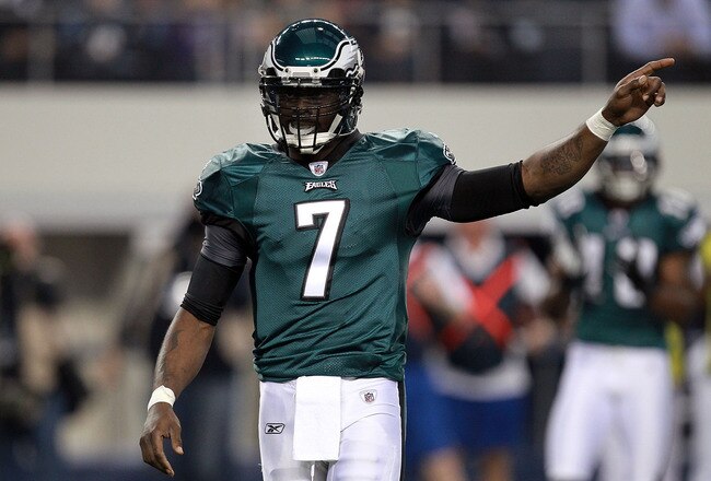ARLINGTON, TX - DECEMBER 24:  Michael Vick #7 of the Philadelphia Eagles at Cowboys Stadium on December 24, 2011 in Arlington, Texas.  (Photo by Ronald Martinez/Getty Images)