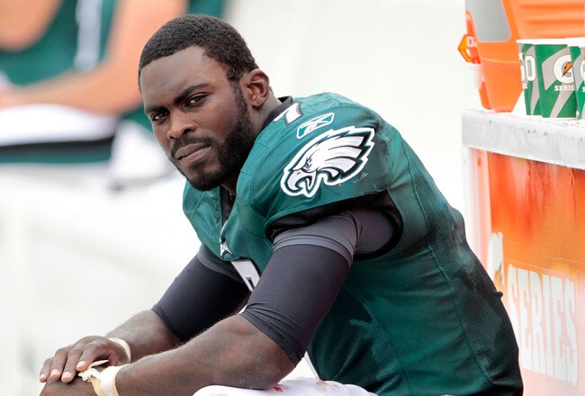 PHILADELPHIA, PA - SEPTEMBER 25:  Michael Vick #7 of the Philadelphia Eagles sits on the sideline with a broken right hand in the fourth quarter against the New York Giants at Lincoln Financial Field on September 25, 2011 in Philadelphia, Pennsylvania. The Giants defeated the Eagles 29-16.  (Photo by Chris Trotman/Getty Images)