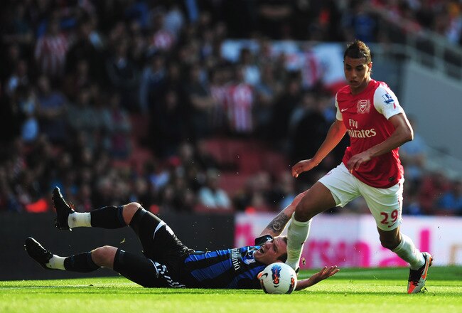 LONDON, ENGLAND - OCTOBER 23:  Glenn Whelan (L) of Stoke City is challenged by Marouane Chamakh (R) of Arsenal during the Barclays Premier League match between Arsenal and Stoke City at the Emirates Stadium on October 23, 2011 in London, England.  (Photo by Jamie McDonald/Getty Images)