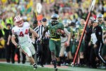 PASADENA, CA - JANUARY 02:  Running back De'Anthony Thomas #6 of the Oregon Ducks runs the ball and scores on a 64-yard touchdown run in the third quarter at the 98th Rose Bowl Game on January 2, 2012 in Pasadena, California.  (Photo by Harry How/Getty Images)