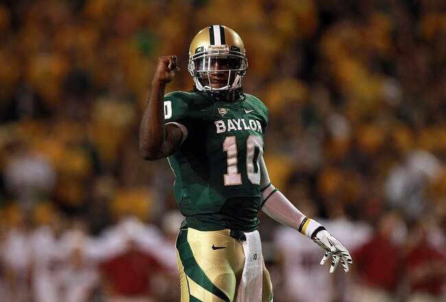 WACO, TX - NOVEMBER 19:  Robert Griffin III #10 of the Baylor Bears at Floyd Casey Stadium on November 19, 2011 in Waco, Texas.  (Photo by Ronald Martinez/Getty Images)