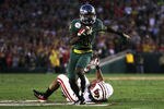 PASADENA, CA - JANUARY 02:  Running back De'Anthony Thomas #6 of the Oregon Ducks runs the ball past Dezmen Southward #12 of the Wisconsin Badgers at the 98th Rose Bowl Game on January 2, 2012 in Pasadena, California.  (Photo by Jeff Gross/Getty Images)
