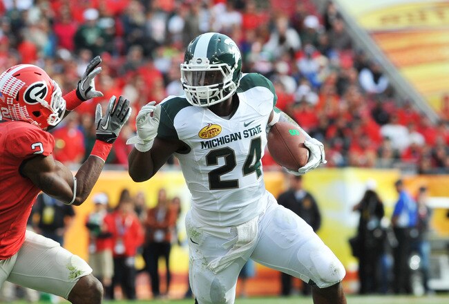 TMAPA, FL - JANUARY 02: Running back Le'Veon Bell #24 of the Michigan State Spartans rushes upfield against the Georgia Bulldogs in the Outback Bowl January 2, 2012 at Raymond James Stadium, Tampa Florida. The Spartans won 33 - 30. (Photo by Al Messerschmidt/Getty Images)