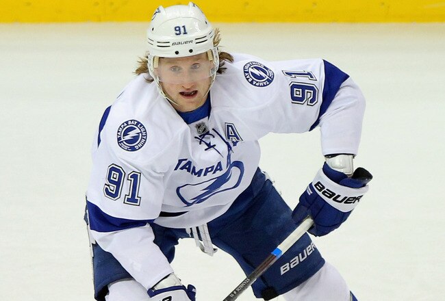 DENVER, CO - DECEMBER 23:  Steven Stamkos #91 of the Tampa Bay Lightning controls the puck against the Colorado Avalanche at the Pepsi Center on December 23, 2011 in Denver, Colorado. The Avalanche defeated the Lightning 2-1 in overtime.  (Photo by Doug Pensinger/Getty Images)