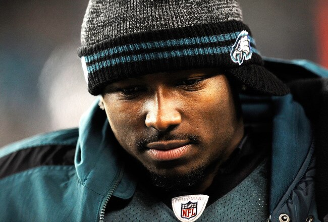 PHILADELPHIA, PA - DECEMBER 18:  LeSean McCoy #25 of the Philadelphia Eagles looks on from the sidelines during the fourth quarter against the New York Jets at Lincoln Financial Field on December 18, 2011 in Philadelphia, Pennsylvania.  (Photo by Patrick McDermott/Getty Images)
