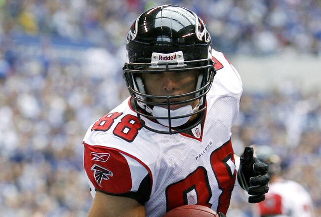 INDIANAPOLIS, IN - NOVEMBER 6: Tony Gonzalez #88 of the Atlanta Falcons pulls in a one-yard touchdown pass in the third quarter against the Indianapolis Colts at Lucas Oil Stadium on November 6, 2011 in Indianapolis, Indiana. The Falcons defeated the Colts 31-7. (Photo by Joe Robbins/Getty Images)