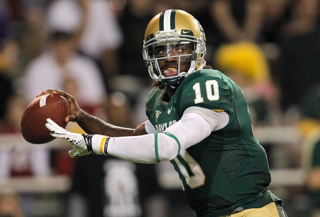 WACO, TX - NOVEMBER 19:  Robert Griffin III #10 of the Baylor Bears looks to pass during a game against the Oklahoma Sooners at Floyd Casey Stadium on November 19, 2011 in Waco, Texas. The Baylor Bears defeated the Oklahoma Sooners 45-38.  (Photo by Sarah Glenn/Getty Images)
