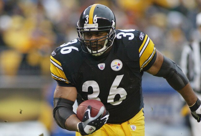 PITTSBURGH - DECEMBER 4:  Running back Jerome Bettis #36 of the Pittsburgh Steelers carries the ball against the Cincinnati Bengals at Heinz Field on December 4, 2005 in Pittsburgh, Pennsylvania. The Bengals defeated the Steelers 38-31. (Photo by Rick Stewart/Getty Images)
