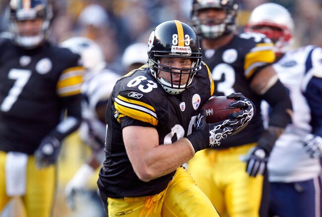 PITTSBURGH, PA - OCTOBER 30:  Heath Miller #83 of the Pittsburgh Steelers runs with the ball against the New England Patriots at Heinz Field on October 30, 2011 in Pittsburgh, Pennsylvania.  (Photo by Gregory Shamus/Getty Images)