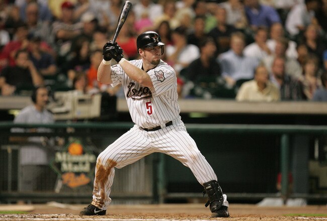 HOUSTON- AUGUST 23:  Infielder Jeff Bagwell #5 of the Houston Astros waits for a Philadelphia Phillies pitch during the game at Minute Maid Park on August 23, 2004 in Houston, Texas. The Astros won 8-4. (Photo by Ronald Martinez/Getty Images)
