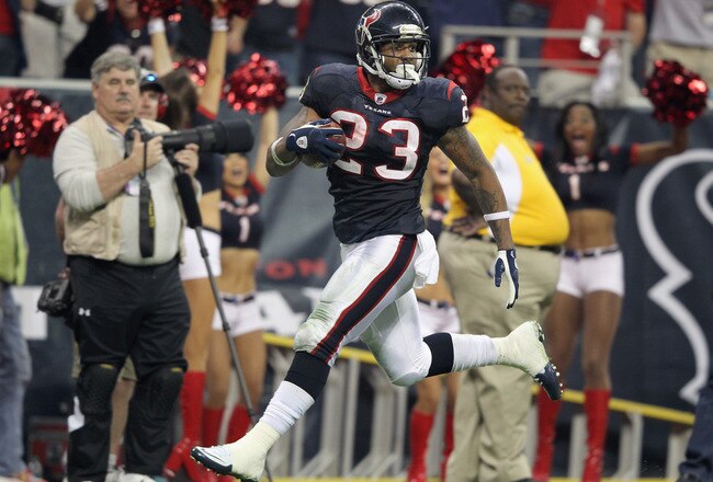 HOUSTON, TX - JANUARY 07:  Arian Foster #23 of the Houston Texans scores a 42-yard rushing touchdown in the fourth quarter against the Cincinnati Bengals during their 2012 AFC Wild Card Playoff game at Reliant Stadium on January 7, 2012 in Houston, Texas.  (Photo by Jamie Squire/Getty Images)