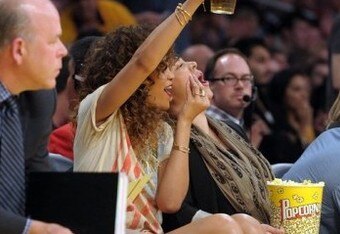 http://cdn.bleacherreport.net/images_root/images/photos/001/521/198/Rihanna-Lakers.3-359x575_original_crop_340x234.jpg?1326127012