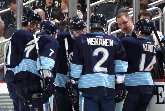 PITTSBURGH, PA - JANUARY 07:  Head coach Dan Bylsma of the Pittsburgh Penguins talks with his team during a time out from the NHL game against the New Jersey Devils at Consol Energy Center on January 7, 2012 in Pittsburgh, Pennsylvania. The Devils defeated the Penguins 3-1. (Photo by Christian Petersen/Getty Images)