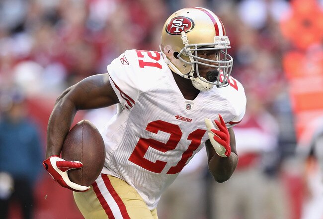 GLENDALE, AZ - DECEMBER 11:  Runningback Frank Gore #21 of the San Francisco 49ers rushes the football against the Arizona Cardinals during the first quarter of the NFL game at the University of Phoenix Stadium on December 11, 2011 in Glendale, Arizona.  (Photo by Christian Petersen/Getty Images)