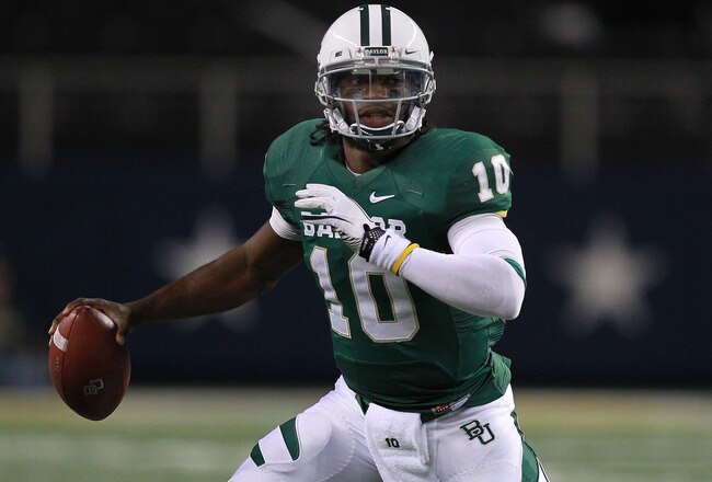 ARLINGTON, TX - NOVEMBER 26:  Robert Griffin III #10 of the Baylor Bears passes against the Texas Tech Red Raiders at Cowboys Stadium on November 26, 2011 in Arlington, Texas.  (Photo by Ronald Martinez/Getty Images)