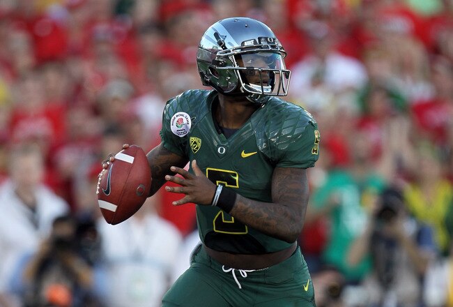 PASADENA, CA - JANUARY 02:  Quarterback Darron Thomas #5 of the Oregon Ducks is looking to pass while taking on the Wisconsin Badgers at the 98th Rose Bowl Game on January 2, 2012 in Pasadena, California.  (Photo by Stephen Dunn/Getty Images)
