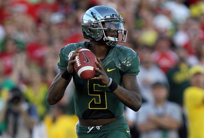 PASADENA, CA - JANUARY 02:  Quarterback Darron Thomas #5 of the Oregon Ducks is looking to pass while taking on the Wisconsin Badgers at the 98th Rose Bowl Game on January 2, 2012 in Pasadena, California.  (Photo by Stephen Dunn/Getty Images)