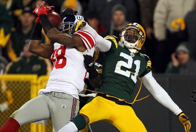 GREEN BAY, WI - JANUARY 15:   Hakeem Nicks #88 of the New York Giants makes a 37 yard touchdown catch with time running out in the second quarter against  Charles Woodson #21 of the Green Bay Packers during their NFC Divisional playoff game at Lambeau Field on January 15, 2012 in Green Bay, Wisconsin.  (Photo by Jonathan Daniel/Getty Images)