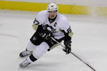 WASHINGTON, DC - DECEMBER 01: Sidney Crosby #87 of the Pittsburgh Penguins skates with the puck against the Washington Capitals at Verizon Center on December 1, 2011 in Washington, DC. (Photo by Rob Carr/Getty Images)