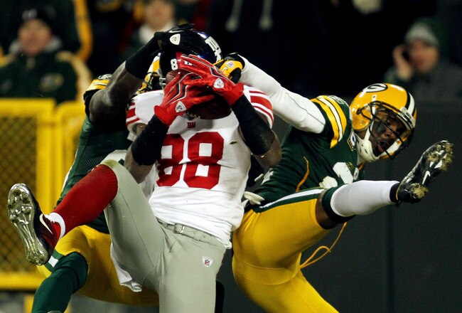 GREEN BAY, WI - JANUARY 15:  Hakeem Nicks #88 of the New York Giants makes a 37 yard touchdown catch with time running out in the second quarter against  Charles Woodson #21 of the Green Bay Packers during their NFC Divisional playoff game at Lambeau Field on January 15, 2012 in Green Bay, Wisconsin.  (Photo by Jonathan Daniel/Getty Images)