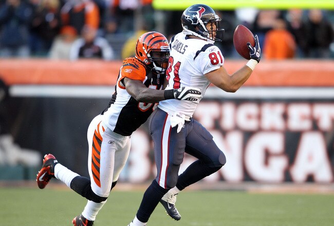 CINCINNATI, OH - DECEMBER 11:  Owen Daniels #81 of the Houston Texans catches a pass with one hand while defended by Thomas Howard #83 of the Cincinnati Bengals during the NFL game at Paul Brown Stadium on December 11, 2011 in Cincinnati, Ohio.  The Texans won 20-19.(Photo by Andy Lyons/Getty Images)