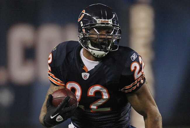 CHICAGO, IL - NOVEMBER 20:  Matt Forte #22 of the Chicago Bears runs against the San Diego Chargers at Soldier Field on November 20, 2011 in Chicago, Illinois. The Bears defeated the Chargers 31-20.  (Photo by Jonathan Daniel/Getty Images)