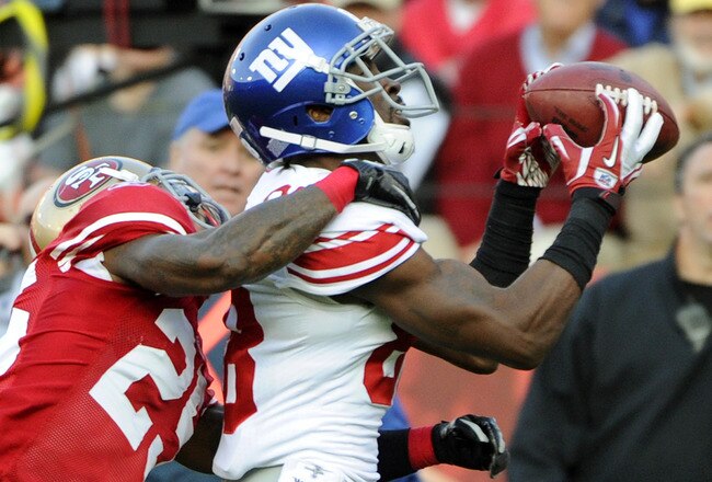 SAN FRANCISCO - NOVEMBER 13:  Hakeem Nicks #88 of the New York Giants catches a thirty-two yard touchdown pass over Tarell Brown #25 of the San Francisco 49ers during an NFL football game at Candlestick Park November 13, 2011 in San Francisco, California. The 49ers won the game 27-20. (Photo by Thearon W. Henderson/Getty Images)