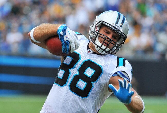 CHARLOTTE, NC - SEPTEMBER 18:  Tight end Greg Olsen #88 of the Carolina Panthers runs with the ball against the Green Bay Packers on September 18, 2011 at Bank of America Stadium in Charlotte, North Carolina.  (Photo by Al Messerschmidt/Getty Images)