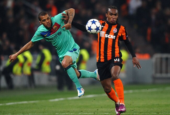DONETSK, UKRAINE - APRIL 12: Daniel Alves (L) of Barcelona battles with Willian of Shakhtar Donetsk during the UEFA Champions League Quarter Final 2nd Leg match between Shakhtar Donetsk and Barcelona at the Donbass Arena on April 12, 2011 in Donetsk, Ukraine.  (Photo by Laurence Griffiths/Getty Images)
