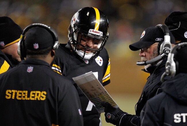 PITTSBURGH, PA - JANUARY 23:  Ben Roethlisberger #7 of the Pittsburgh Steelers talks to head coach Mike Tomlin (L) and Offensive coordinator Bruce Arians (R) during their 2011 AFC Championship game against the New York Jets at Heinz Field on January 23, 2011 in Pittsburgh, Pennsylvania.  (Photo by Gregory Shamus/Getty Images)