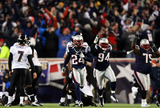 FOXBORO, MA - JANUARY 22:  The New England Patriots celebrate after Billy Cundiff #7 of the Baltimore Ravens missed a game tying field goal late in the fourth quarter during their AFC Championship Game at Gillette Stadium on January 22, 2012 in Foxboro, Massachusetts.  (Photo by Elsa/Getty Images)