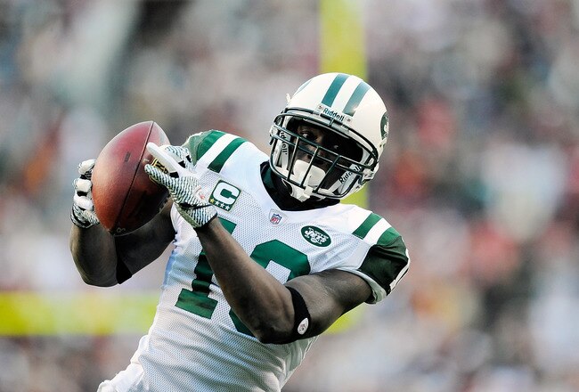 LANDOVER, MD - DECEMBER 04:  Santonio Holmes #10 of the New York Jets catches a 30 yard touchdown pass from Mark Sanchez #6 of the New York Jets against the Washington Redskins at FedExField on December 4, 2011 in Landover, Maryland.  (Photo by Patrick McDermott/Getty Images)
