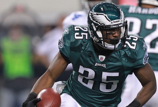 ARLINGTON, TX - DECEMBER 24:  LeSean McCoy #25 of the Philadelphia Eagles at Cowboys Stadium on December 24, 2011 in Arlington, Texas.  (Photo by Ronald Martinez/Getty Images)