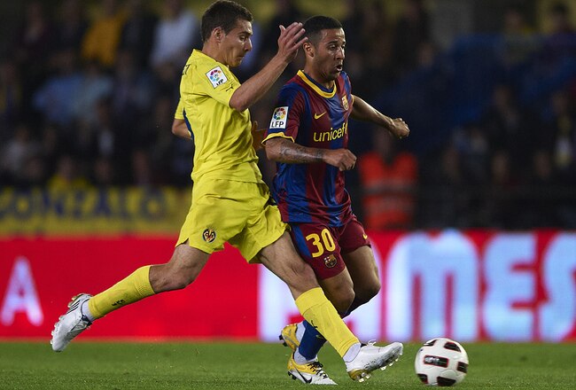 VILLARREAL, CASTELLON - APRIL 02: Marco Ruben (L) of Villarreal duels for the ball with Thiago of Barcelona during the La Liga match between Villarreal and Barcelona, at El Madrigal on April 2, 2011 in Villarreal, Spain.  (Photo by Manuel Queimadelos Alonso/Getty Images)