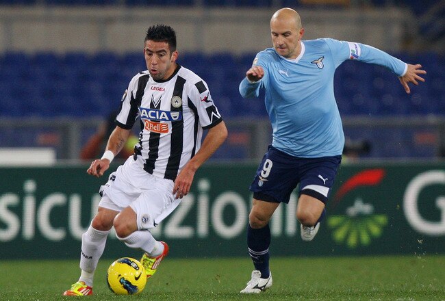 ROME, ITALY - DECEMBER 18:  Mauricio Isla (L) of Udinese Calcio competes for the ball with Tommaso Rocchi of SS Lazio during the Serie A match between SS Lazio and Udinese Calcio at Stadio Olimpico on December 18, 2011 in Rome, Italy.  (Photo by Paolo Bruno/Getty Images)