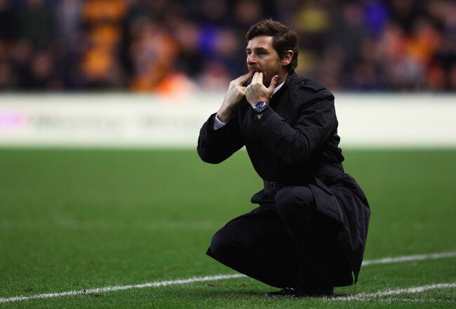 WOLVERHAMPTON, ENGLAND - JANUARY 02:  Andre Villas-Boas manager of Chelsea gives instructions during the Barclays Premier League match between Wolverhampton Wanderers and Chelsea at Molineux on January 2, 2012 in Wolverhampton, England.  (Photo by Richard Heathcote/Getty Images)