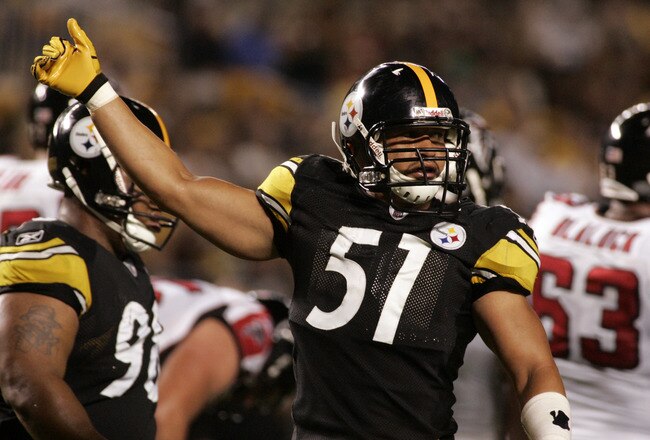 PITTSBURGH, PA - AUGUST 27:  James Farrior #51 of the Pittsburgh Steelers makes a defensive call against the Atlanta Falcons during a pre-season game on August 27, 2011 at Heinz Field in Pittsburgh, Pennsylvania.  (Photo by Justin K. Aller/Getty Images)