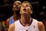 LOS ANGELES, CA - NOVEMBER 03:  Blake Griffin #32 of the Los Angeles Clippers and Kevin Durant #35 of the Oklahoma City Thunder look for a rebound at Staples Center on November 3, 2010 in Los Angeles, California. The Clippers won 107-92.  NOTE TO USER: User expressly acknowledges and agrees that, by downloading and or using this photograph, User is consenting to the terms and conditions of the Getty Images License Agreement. (Photo by Stephen Dunn/Getty Images)