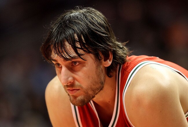 CHICAGO, IL - DECEMBER 28: Andrew Bogut #6 of the Milwaukee Bucks waits for a member of the Chicago Bulls to shoot a free-throw at the United Center on December 28, 2010 in Chicago, Illinois. The Bulls defeated the Bucks 90-77. NOTE TO USER: User expressly acknowledges and agrees that, by downloading and/or using this Photograph, User is consenting to the terms and conditions of the Getty Images License Agreement. (Photo by Jonathan Daniel/Getty Images)