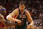 MIAMI, FL - JANUARY 04:  Andrew Bogut #6 of the Milwaukee Bucks dribbles past Erick Dampier #25 of the Miami Heat during a game at American Airlines Arena on January 4, 2011 in Miami, Florida. NOTE TO USER: User expressly acknowledges and agrees that, by downloading and/or using this Photograph, User is consenting to the terms and conditions of the Getty Images License Agreement.  (Photo by Mike Ehrmann/Getty Images)