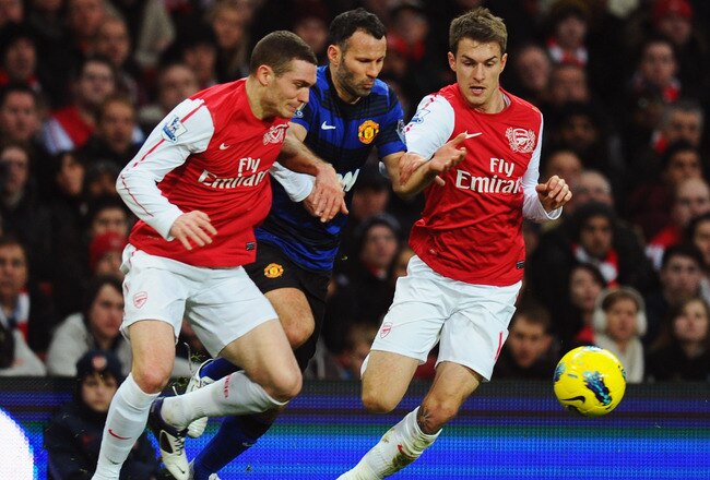 LONDON, ENGLAND - JANUARY 22:  Ryan Giggs of Manchester United goes between Thomas Vermaelen (L) and Aaron Ramsey of Arsenalduring the Barclays Premier League match between Arsenal and Manchester United at Emirates Stadium on January 22, 2012 in London, England.  (Photo by Mike Hewitt/Getty Images)