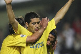 VILLARREAL, SPAIN - OCTOBER 18: Riquelme of Villarreal celebrates with teammates after scoring a penalty during a UEFA Champions League, group D, match between Villarreal C.F. and S.L Benfica on October 18, 2005 at the Madrigal stadium in Villarreal, Spain.  (Photo by Denis Doyle/Getty Images)