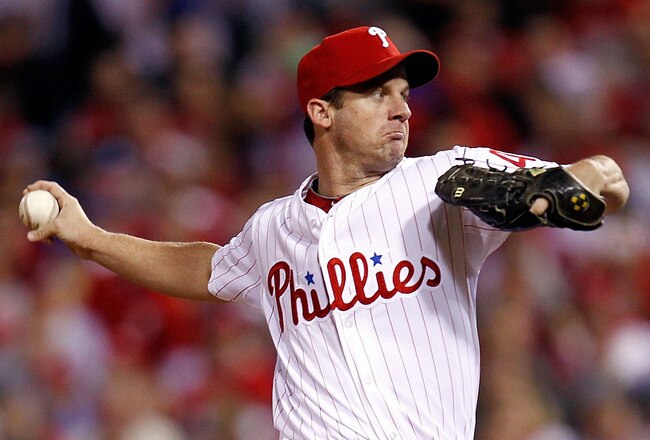 PHILADELPHIA - OCTOBER 17:  Pitcher Roy Oswalt #44 of the Philadelphia Phillies pitches in the first inning against the San Francisco Giants in Game Two of the NLCS during the 2010 MLB Playoffs at Citizens Bank Park on October 17, 2010 in Philadelphia, Pennsylvania.  (Photo by Jeff Zelevansky/Getty Images)