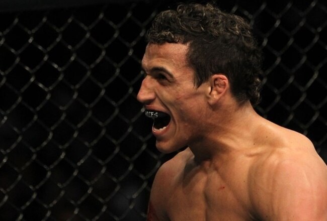 Charles-oliveira-o-charles-do-bronx-comemora-uma-de-suas-vitorias-no-ufc-1327440623297_956x500_crop_650x440