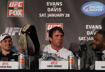 Chael-brinca-com-o-cinturao-entre-demian-maia-e-rashad-evans_crop_340x234