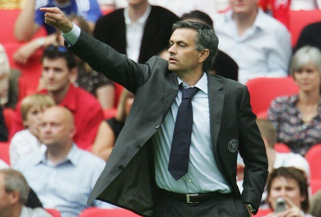 LONDON - MAY 19:  Jose Mourinho manager of Chelsea gives instructions during the FA Cup Final match sponsored by E.ON between Manchester United and Chelsea at Wembley Stadium on May 19, 2007 in London, England.  (Photo by Phil Cole/Getty Images)