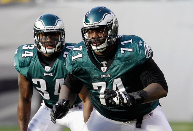 PHILADELPHIA, PA - JANUARY 01:  Jason Peters #71 and  Ronnie Brown #34 of the Philadelphia Eagles drop back to pass block against the Washington Redskins of the Philadelphia Eagles at Lincoln Financial Field on January 1, 2012 in Philadelphia, Pennsylvania.  (Photo by Rob Carr/Getty Images)