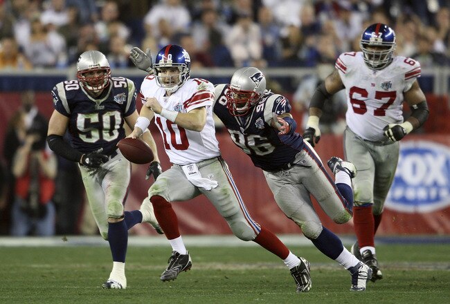 GLENDALE, AZ - FEBRUARY 03:  Quarterback Eli Manning #10 of the New York Giants runs from the New England Patriots during Super Bowl XLII on February 3, 2008 at the University of Phoenix Stadium in Glendale, Arizona.  (Photo by Andy Lyons/Getty Images)