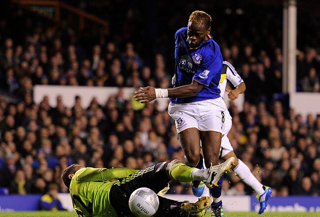 LIVERPOOL, ENGLAND - OCTOBER 26:  Ross Turnbull of Chelsea brings down Louis Saha of Everton and is subsequently sent off during the Carling Cup Fourth Round match between Everton and Chelsea at Goodison Park on October 26, 2011 in Liverpool, England.  (Photo by Michael Regan/Getty Images)